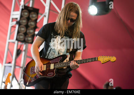 Indio, California, Stati Uniti d'America. Decimo Apr, 2015. Il chitarrista LIAM MATTHEWS di Eagulls suona dal vivo durante la tre giorni di musica di Coachella e Arts Festival di Indio Polo Club in Indio, California © Daniel DeSlover/ZUMA filo/Alamy Live News Foto Stock