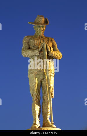 Un memoriale di bronzo statua di un australiano ANZAC soldato ('digger') sull'Anzac Bridge in Sydney, NSW, Australia. Foto Stock