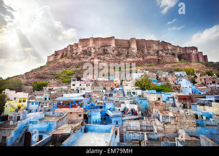 Città blu e Forte Mehrangarh sulla collina al tramonto Cielo in Jodhpur, Rajasthan, India Foto Stock