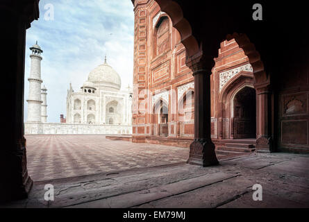 Taj Mahal tomba e moschea nell'arco al blue sky in Agra, Uttar Pradesh, India Foto Stock