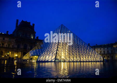 Museo del Louvre al crepuscolo in inverno. Il museo del Louvre è uno dei più grandi del mondo musei con più di 8 milioni di visitatori ogni Foto Stock