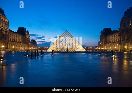 Museo del Louvre al crepuscolo in inverno. Il museo del Louvre è uno dei più grandi del mondo musei con più di 8 milioni di visitatori ogni Foto Stock