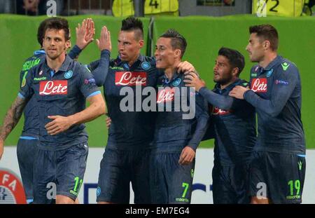 Wolfsburg, Germania. Xvi Apr, 2015. Napoli Marek Hamsik (2.f.l) celebra il suo 0-3 obiettivo con i compagni di squadra Christian Maggio (L), Jose Callejon (C), Lorenzo Insigne e David Lopez (R) in Europa League quarti di finale prima gamba-match tra VfL Wolfsburg e SSC Napoli nell'Arena Volkswagen a Wolfsburg, in Germania, 16 aprile 2015. Foto: PETER STEFFEN/dpa/Alamy Live News Foto Stock