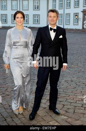 Fredensborg, Danimarca. Xvi Apr, 2015. Danish Crown Princess Maria e il Principe ereditario Frederik durante le celebrazioni di Sua Maestà la Regina Margrethe il settantacinquesimo compleanno cena presso Palazzo Fredensborg Credito: dpa picture alliance/Alamy Live News Foto Stock