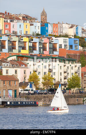 Le case colorate di Hotwells in Bristol. Cabot Tower è visibile in lontananza. Foto Stock