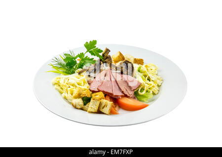 Insalata con prosciutto, funghi, pomodori e pasta su uno sfondo isolato Foto Stock