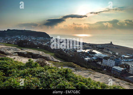 Vista di Hastings città balneare nel Regno Unito a sunrise Foto Stock