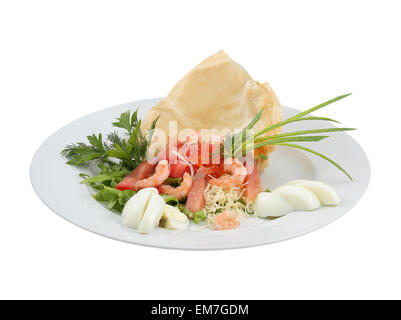 Insalata di salmone e gamberetti e caviale rosso isolato su un background Foto Stock