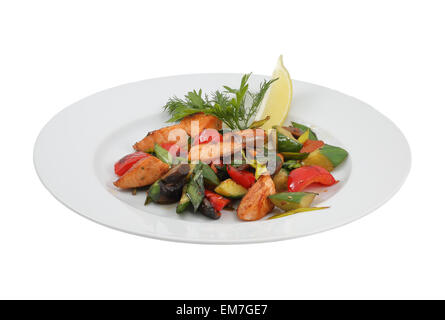 Insalata di verdure arrosto sul fuoco su un sfondo isolato Foto Stock