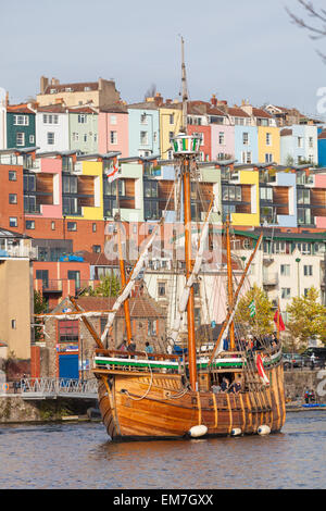 Matteo si vede la vela oltre le case colorate di Hotwells in Bristol Foto Stock