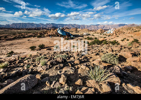 Sassi Dipinti, rock dipinto dall'artista belga Jean Verame in Tafraoute, Anti Atlas, sud del Marocco, Marocco Foto Stock