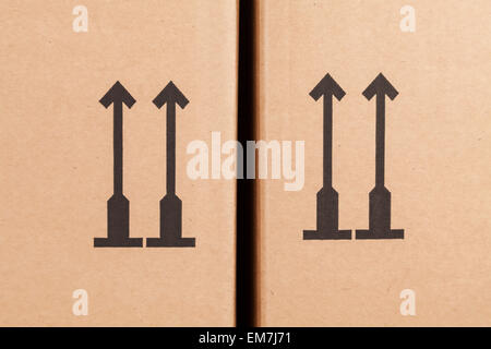 Freccia su sulla scatola di movimentazione Foto Stock
