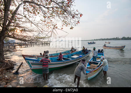 I pescatori di portare nei giorni di catture, Fort Kochi India Kerala Foto Stock