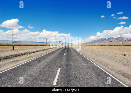 Strada aperta nella steppa mongola, deserto Russia Foto Stock