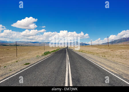 Strada aperta nella steppa mongola, deserto Russia Foto Stock