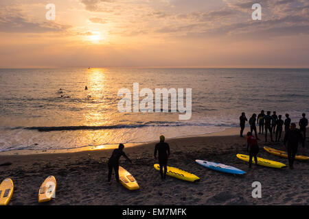 Aberystwyth, Wales, Regno Unito. Il 16 aprile 2015. Le persone in fase di formazione per qualificare come RNLI bagnini sulla spiaggia a Aberystwyth come il sole tramonta. Credito: Alan Hale/Alamy Live News Foto Stock