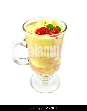 Latte Dessert con fragole e banane in vetro Foto Stock