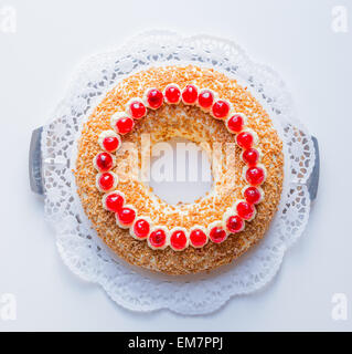 Corona di Francoforte la torta con le ciliegie su sfondo bianco. Foto Stock