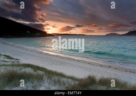 Sunrise su una spiaggia scozzese . Isola di Vatersay, Ebridi Esterne della Scozia . Foto Stock