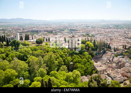 Vista del centro storico e gli edifici in stile moresco nel quartiere Albaicin di Granada, Spagna visto dall'Alhambra Foto Stock