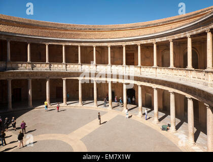 Cortile interno al Palacio de Carlos V, Palazzo di Carlo V, Complesso Alhambra di Granada, Spagna Foto Stock