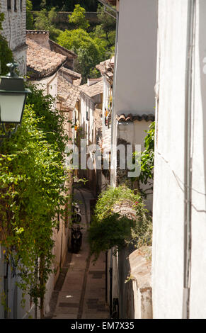 Stretto vicoletto nell'alloggiamento moresco quartiere di Albaycín, Granada, Spagna Foto Stock