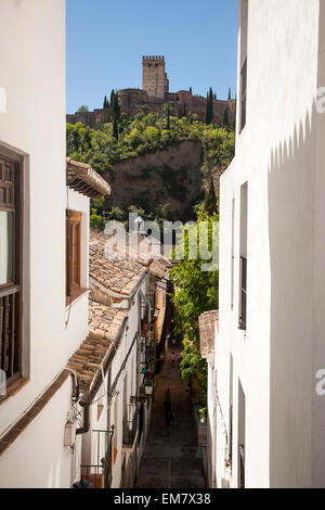 Stretto vicoletto nell'alloggiamento moresco quartiere di Albaycín, Granada, Spagna con vista su Alhambra Foto Stock