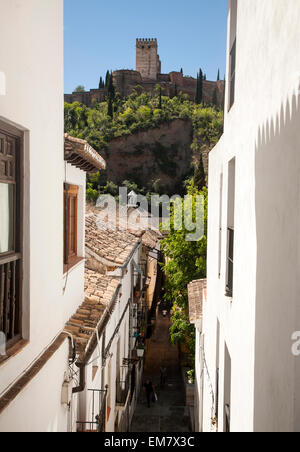 Stretto vicoletto denominato Candid nell'alloggiamento moresco quartiere di Albaycín, Granada, Spagna con vista su Alhambra Foto Stock