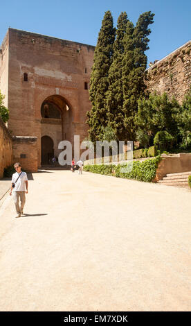 Puerta de la Justicia, Gate di giustizia, torre di ingresso all'Alhambra di Granada, Spagna Foto Stock