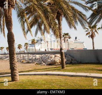 Playa de Malaguera spiaggia sabbiosa con palme e la nave di crociera, Malaga, Spagna Foto Stock