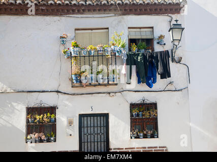 Storica casa dipinte di bianco dettaglio quartiere Albaicin, Granada, Spagna con lavaggio asciugatura sul balcone Foto Stock