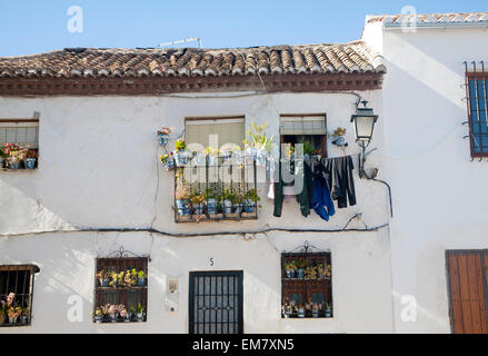 Storica casa dipinte di bianco dettaglio quartiere Albaicin, Granada, Spagna con lavaggio asciugatura sul balcone Foto Stock