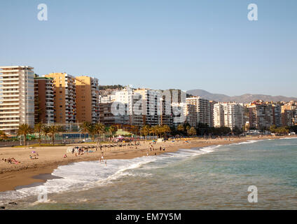 Playa de Malaguera spiaggia sabbiosa di persone a prendere il sole in mare, Malaga, Spagna Foto Stock