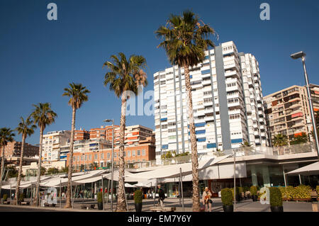 Persone che camminano nella recentemente risviluppata area del porto di bar e negozi Malaga, Spagna, Muelle dos, Palmeral de las Sorpresas Foto Stock