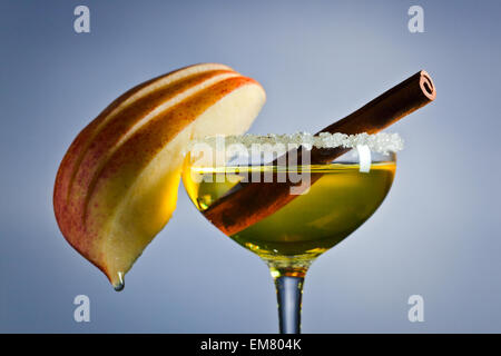 Liquore di mela con cannella su sfondo scuro Foto Stock