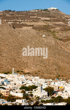 Griechenland, Kykladen, Santorini, Emborio, Blick vom Berg Gavrilos über das Dorf auf den Berg Profitis Ilias Foto Stock