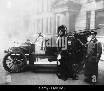 La donna e il suo autista nei primi anni del novecento Foto Stock