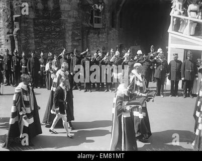 Prince Edward camminando in processione alla sua investitura come il Principe di Galles a Carnarvon Castle 14 Luglio 1911 Foto Stock