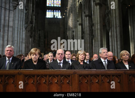 Colonia, Germania. Xvii Apr, 2015. Premier di Hesse Volker Bouffier (L-R), il Cancelliere tedesco Angela Merkel e il Presidente del Bundestag Norbert Lammert, compagno di vita del presidente, Daniela Schadt, Presidente Joachim Gauck e Premier della Renania settentrionale Vestfalia Hannelore Kraft durante il memoriale di servizio per le vittime del crash Germanwings nella cattedrale di Colonia a Colonia, Germania, 17 aprile 2015.150 persone sono state uccise in crash aereo nelle Alpi francesi il 24 marzo 2015. Foto: OLIVER BERG/dpa/Alamy Live News Foto Stock