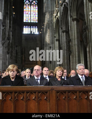 Colonia, Germania. Xvii Apr, 2015. Il cancelliere Angela Merkel (L-R), Presidente del Bundestag Norbert Lammert, compagno di vita del presidente, Daniela Schadt e Presidente Joachim Gauck durante il memoriale di servizio per le vittime del crash Germanwings nella cattedrale di Colonia a Colonia, Germania, 17 aprile 2015.150 persone sono state uccise in crash aereo nelle Alpi francesi il 24 marzo 2015. Foto: OLIVER BERG/dpa/Alamy Live News Foto Stock