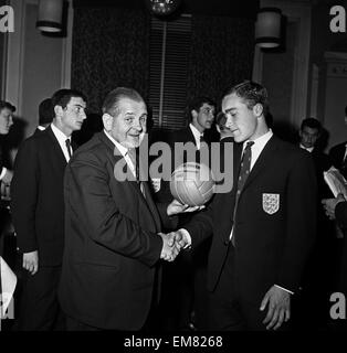 Inghilterra Squadra Giovanile, vincitori del Junior World Cup, 24 aprile 1963. Willie Evans del Daily Mirror presenta il Capitano Ron Harris quotidianamente con la sfera dello specchio del mese. Foto Stock