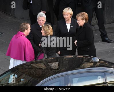 Colonia, Germania. Xvii Apr, 2015. Il decano della cattedrale, Robert Kleine (L-R), Presidente Joachim Gauck, il suo compagno di vita, Daniela Schadt, Premier della Renania settentrionale Vestfalia Hannelore Kraft, e il Cancelliere tedesco Angela Merkel di fronte alla Cattedrale di Colonia prima il memoriale di servizio per le vittime del crash Germanwings a Colonia, Germania, 17 aprile 2015. 150 persone sono state uccise in crash aereo nelle Alpi francesi il 24 marzo 2015. Foto: HENNING KAISER/dpa/Alamy Live News Foto Stock