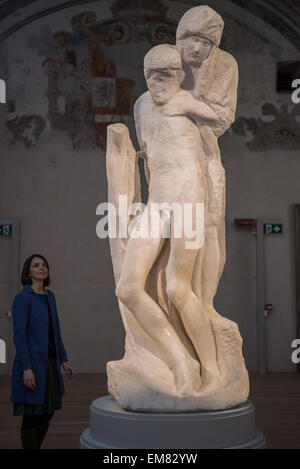 Milano, Italia. Xvii, Apr 2015. Un visitatore guarda fino a Michelangelo la Pietà Rondanini presso il nuovo museo presso il recentemente restaurato Ospedale Spagnolo del Castello Sforzesco Credito: Piero Cruciatti/Alamy Live News Foto Stock