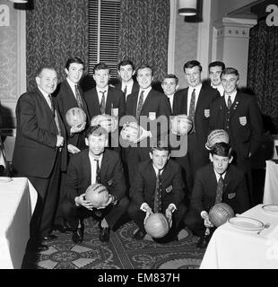 Inghilterra Squadra Giovanile, vincitori del Junior World Cup, 24 aprile 1963. Nella foto azienda quotidianamente la sfera dello specchio del mese. L a R in piedi Willie Evans del Daily Mirror con Giovanni Sammels, John Cowan, Len Chatterley, Ron Harris - Capitano, Ray Whittaker, Tom Smith, George Jones & John Sissons L a R inginocchiato Graham French, Len Badger & Bernard Shaw Foto Stock