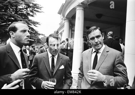 Il 1966 Inghilterra World Team Cup visita Pinewood Studios e trascorrere del tempo sul set del nuovo film di James Bond si vive solo due volte . Jimmy Greaves colloqui con Sean Connery. 12 luglio 1966. Foto Stock