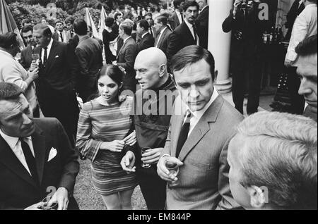 Il 1966 Inghilterra World Team Cup visita Pinewood Studios e trascorrere del tempo sul set del nuovo film di James Bond si vive solo due volte dove hanno incontrato stelle compreso Sean Connery. Luglio 1966. Foto Stock