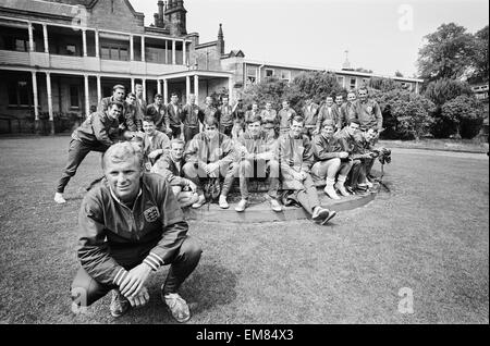 England Football capitano Bobby Moore e il 1966 Coppa del Mondo di calcio squad a Lilleshall prima dell'inizio del torneo. Il 9 giugno 1966. Foto Stock