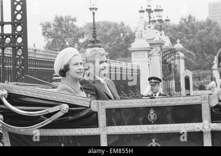 Il pullman che trasportano la Regina Elisabetta II e il Presidente Nicolae Ceausescu visto qui arrivano a Buckingham Palace a seguito del Queens ufficiale di benvenuto al Presidente a Victoria Station e il 13 giugno 1978 Foto Stock