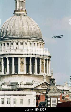 Avro Lancaster città di Lincoln visto qui durante la flypast per commemorare il cinquantesimo anniversario della Battaglia di Bretagna. 15 Settembre 1990 Foto Stock