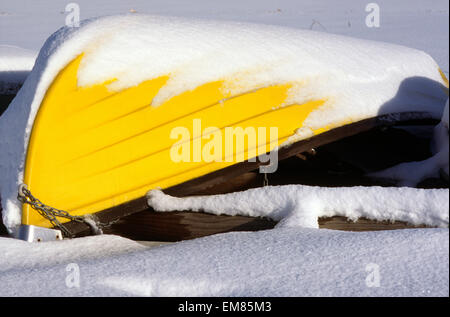 Barca sepolto sotto la neve, Oulu FINLANDIA Foto Stock